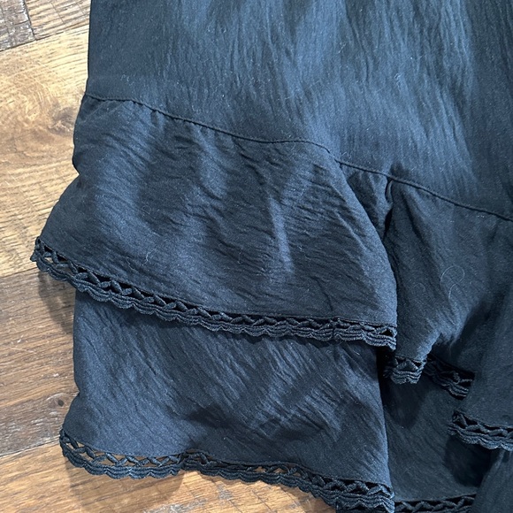 Elegant Black Layered Skirt - Picture 2 of 4